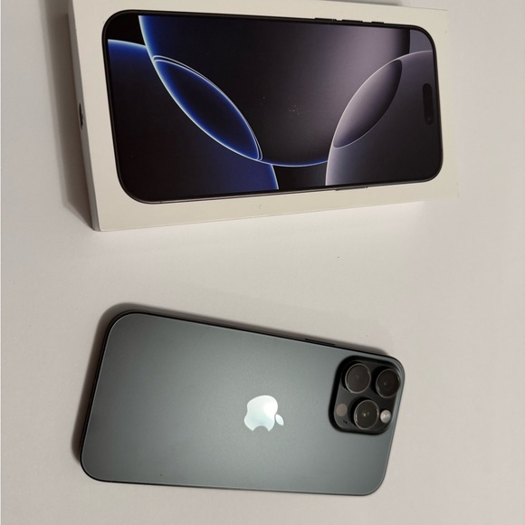 Black Smartphone with Box - Picture 8 of 8